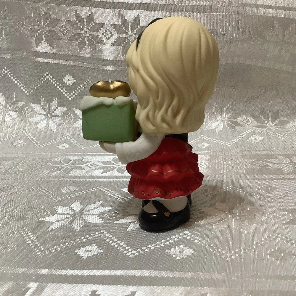 Precious Moments Figurine #171001 Share The Gift Of Love 2016 Porcelain - Picture 4 of 11